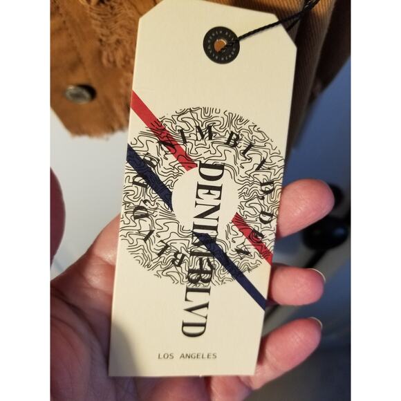 NWT Denim Blvd Los Angeles Women’s Distressed Cropped Jean Jacket Raw Hem Medium - Picture 3 of 10